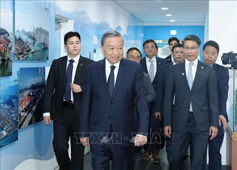 Tổng Bí thư Tô Lâm thăm cảng tự động hoá tại thành phố Busan. Ảnh: TTXVN