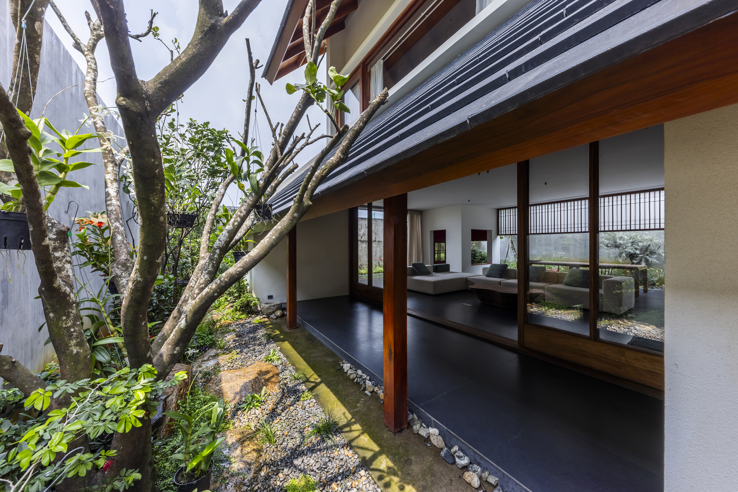 Ảnh trong bài: Hiroyuki Oki, Anh Chương