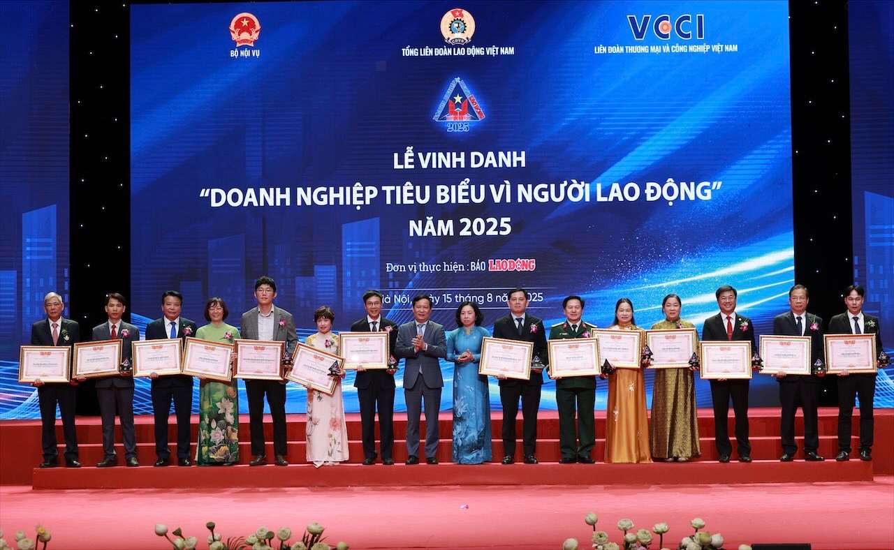 Đại diện Liên đoàn Pg88ok ưu đãi hấp dẫn và Công nghiệp Việt Nam (VCCI) và Tổng Liên đoàn PG88 Sòng bạc trực tuyến TOP 1 Việt Nam | Casino, Nổ Hũ Việt Nam trao Bằng khen và kỷ niệm chương cho các PG88 Link Dễ Nhớ Pg88.com. Ảnh: Hải Nguyễn.