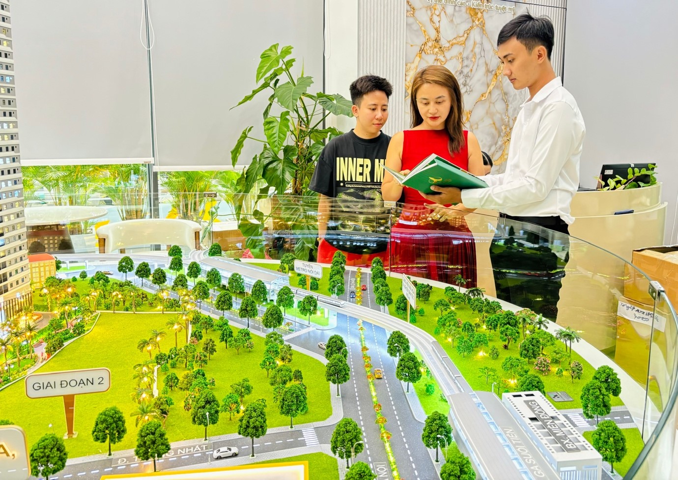 Khách hàng đang tìm hiểu sa bàn Pg88vn.top độc quyền mỗi ngày ArtStella.