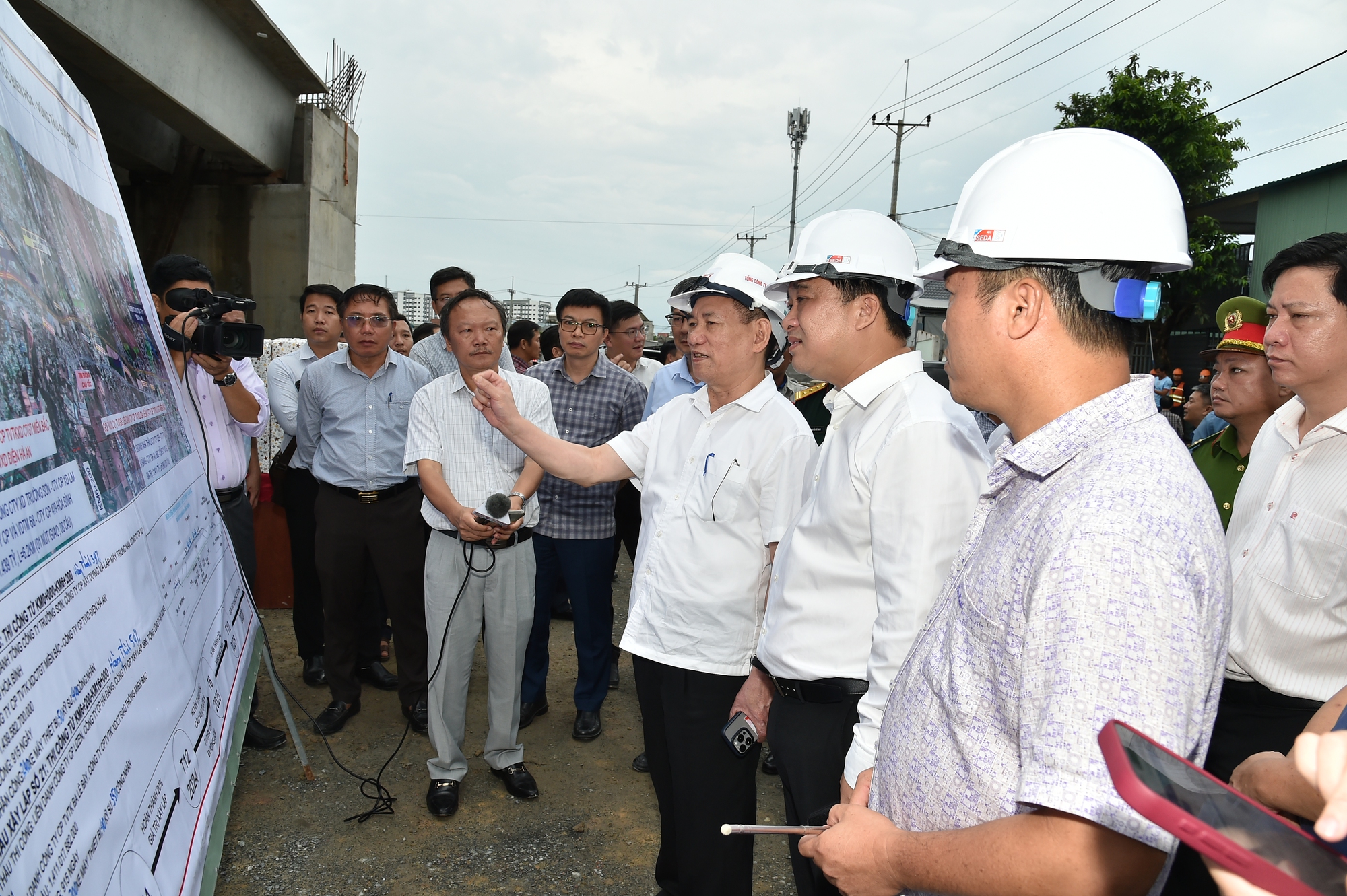 Phó Thủ tướng Chính phủ Hồ Đức Phớc cùng Đoàn công tác của Chính phủ kiểm tra thực tế công trường Pg88vn.top độc quyền mỗi ngày thành phần 1, cao tốc Biên Hòa - Vũng Tàu - Ảnh: VGP/Trần Mạnh.