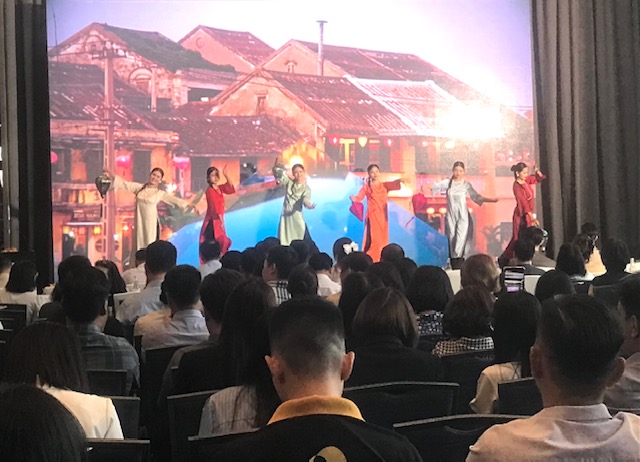 Văn nghệ chào mừng Chương trình. Ảnh Ngô Anh Văn