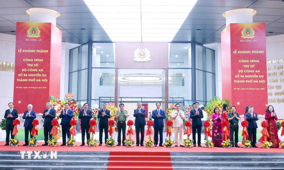 Các đại biểu thực hiện nghi thức cắt băng khánh thành công trình Trụ sở Bộ Công an. Ảnh: TTXVN
