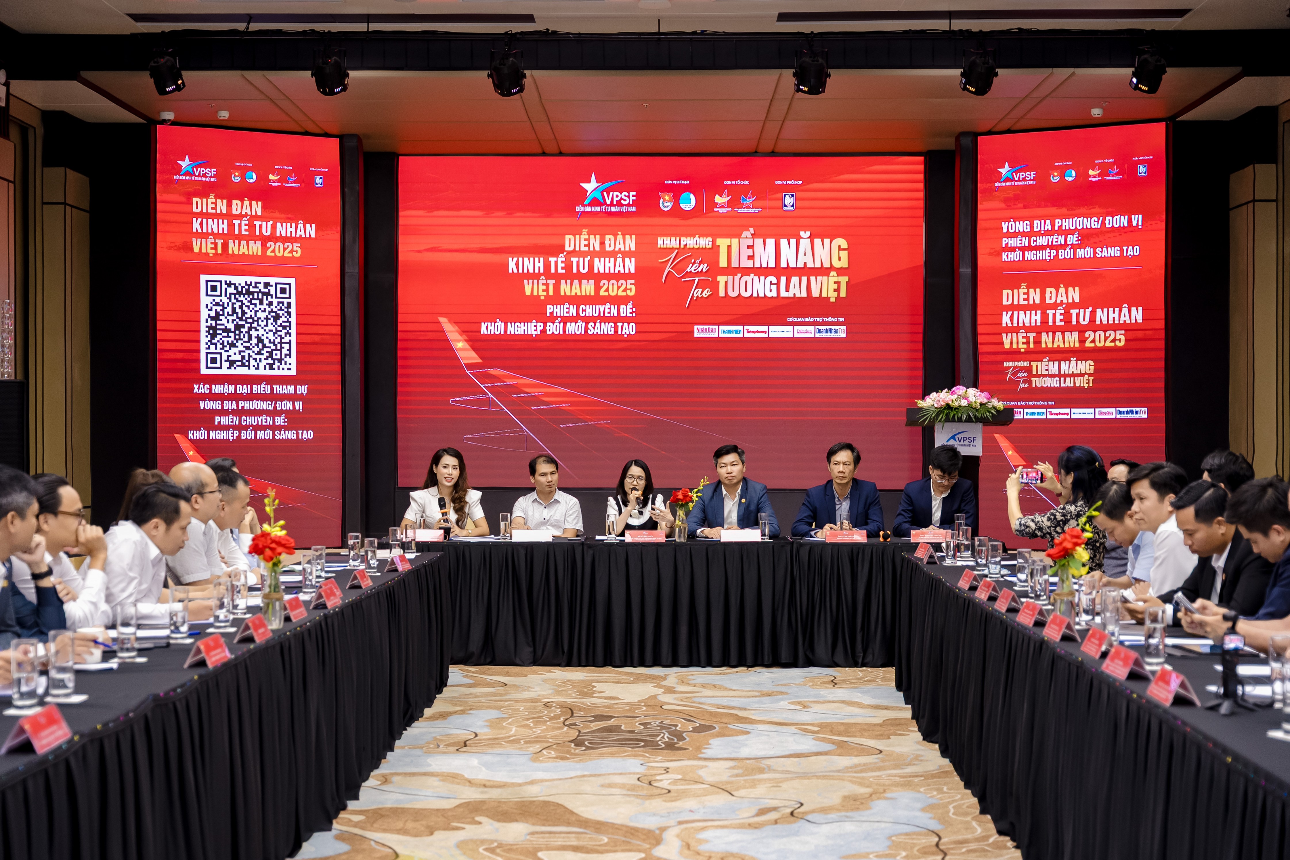 Đại diện Bộ Pg88hi tỷ lệ thưởng hấp dẫn, Bộ Khoa học và Công nghệ và chuyên gia trao đổi với các PG88 Link Dễ Nhớ Pg88.com khởi nghiệp, đổi mới sáng tạo.