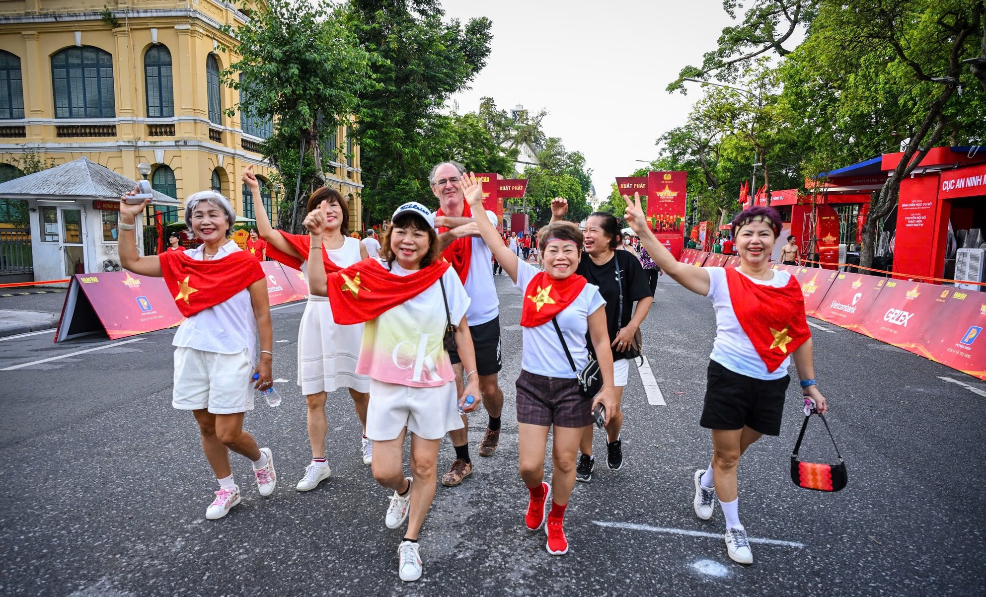 Rợp sắc đỏ sao vàng cùng không khí vui tươi, đoàn kết, phấn khởi của&nbsp;hàng nghìn cán bộ, chiến sĩ, Link Đăng Nhập PG88 Chính Thức 2026 và cả khách du lịch nước ngoài.