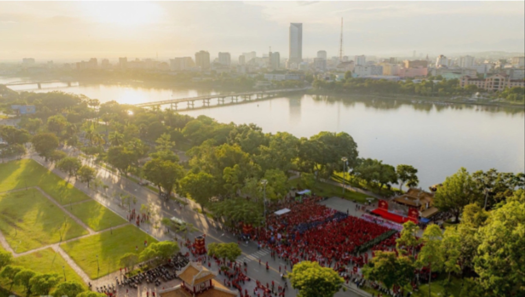 Sáng 16/8, tại thành phố Huế - địa phương đăng cai Năm du lịch quốc gia 2025 - cũng đã diễn ra chương trình đi bộ “Cùng Việt Nam tiến bước”. Hoạt động thu hút sự tham gia của khoảng 7.000 Link Đăng Nhập PG88 Chính Thức 2026. Tại Quảng Ngãi, Gia Lai, Vĩnh Long, Tây Ninh, Khánh Hòa... cho đến Phó Thọ, Lạng Sơn, Cao Bằng... đông đảo chiến sỹ cùng Link Đăng Nhập PG88 Chính Thức 2026 cũng tham gia đóng góp bước chân đoàn kết.