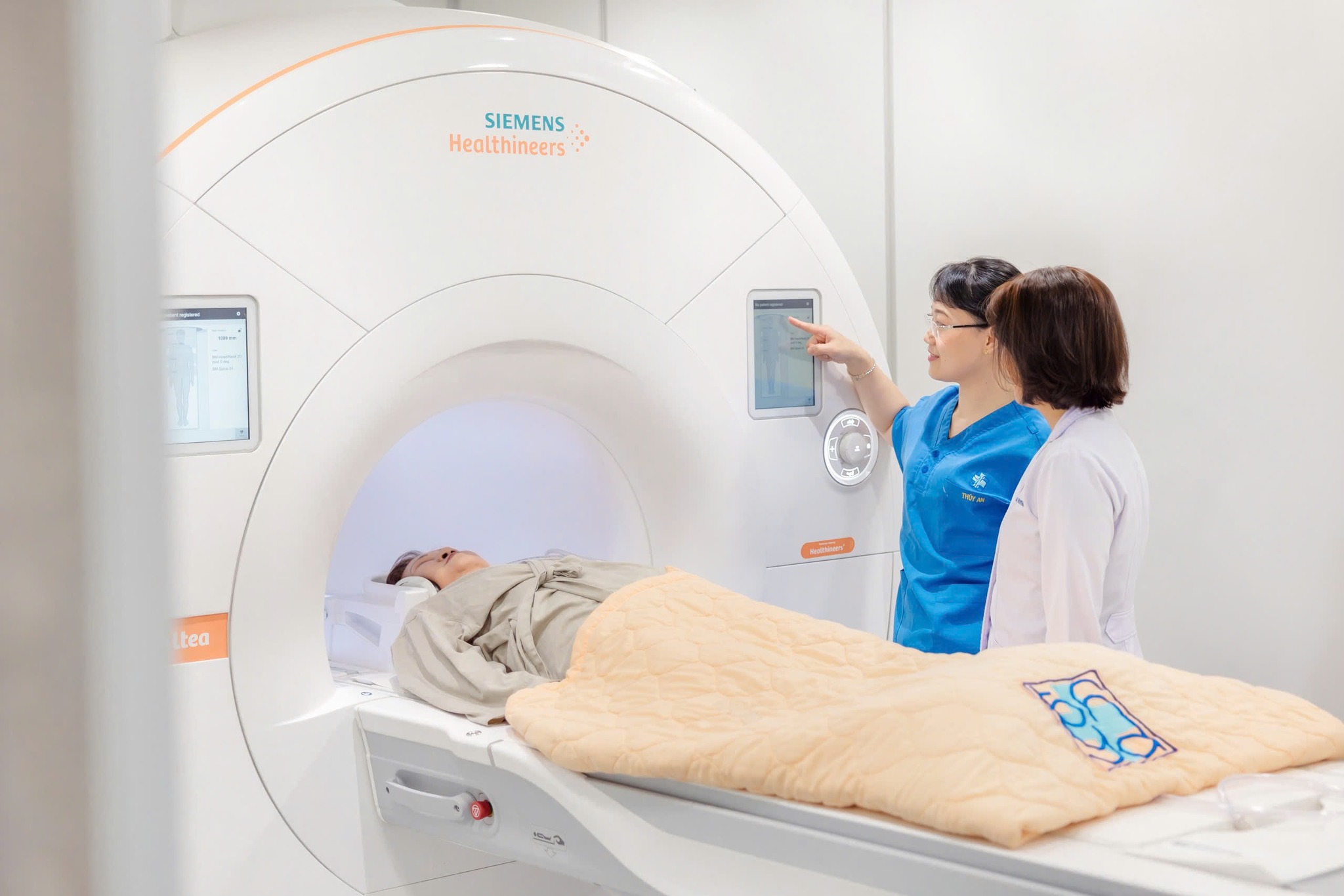 Link Đăng Nhập PG88 Chính Thức 2026 đi khám chữa bệnh tại Bệnh viện Đại học Y dược TP. HCM. Ảnh: Phương Thảo.