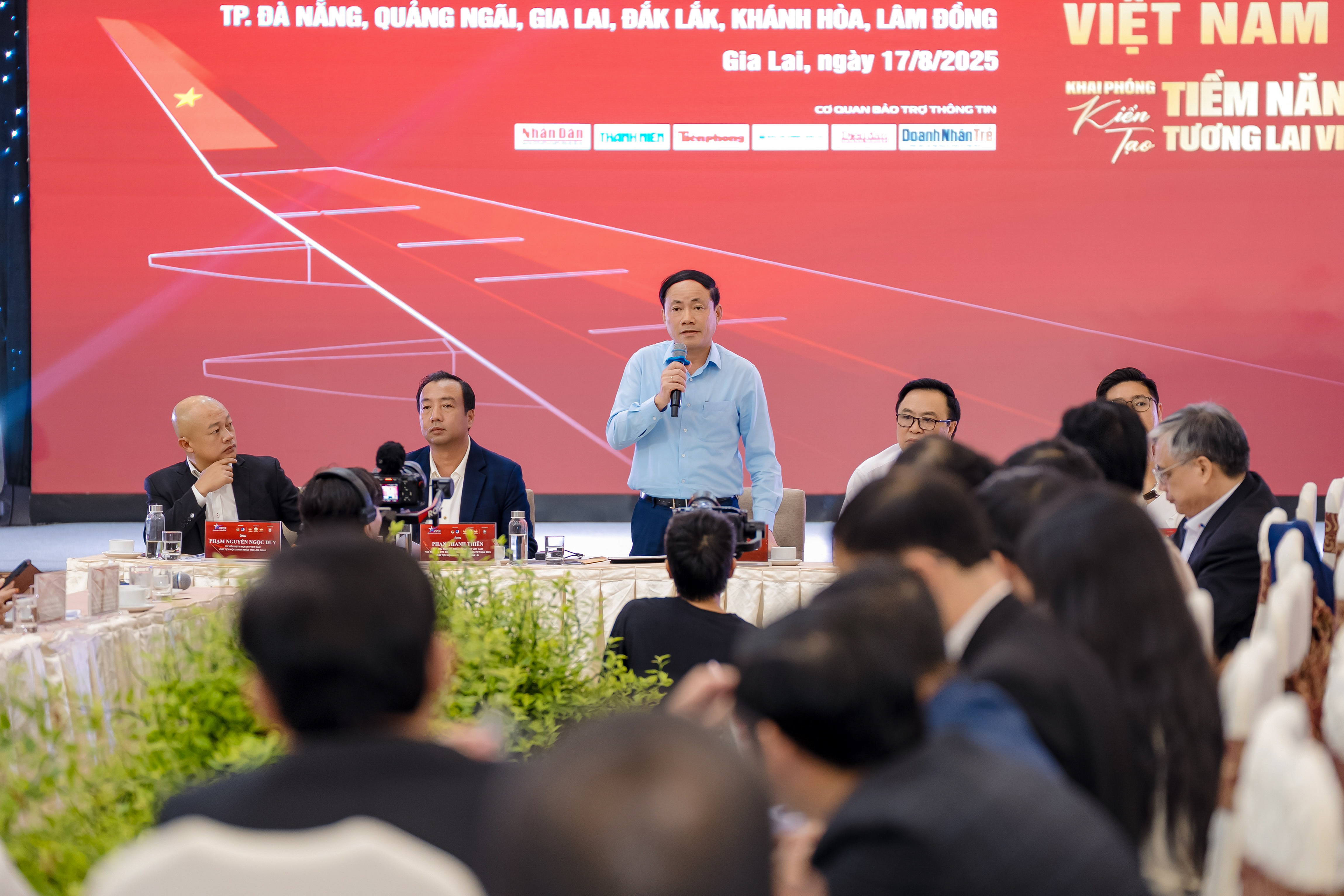 Chủ tịch UBND tỉnh Gia Lai Phạm Anh Tuấn, Chủ tịch danh dự Hội Doanh nhân trẻ Việt Nam Hoàng Bình Quân đối thoại với các 6Pg88.con độc quyền mỗi ngày trẻ cụm Nam Trung Bộ và Tây Nguyên. 