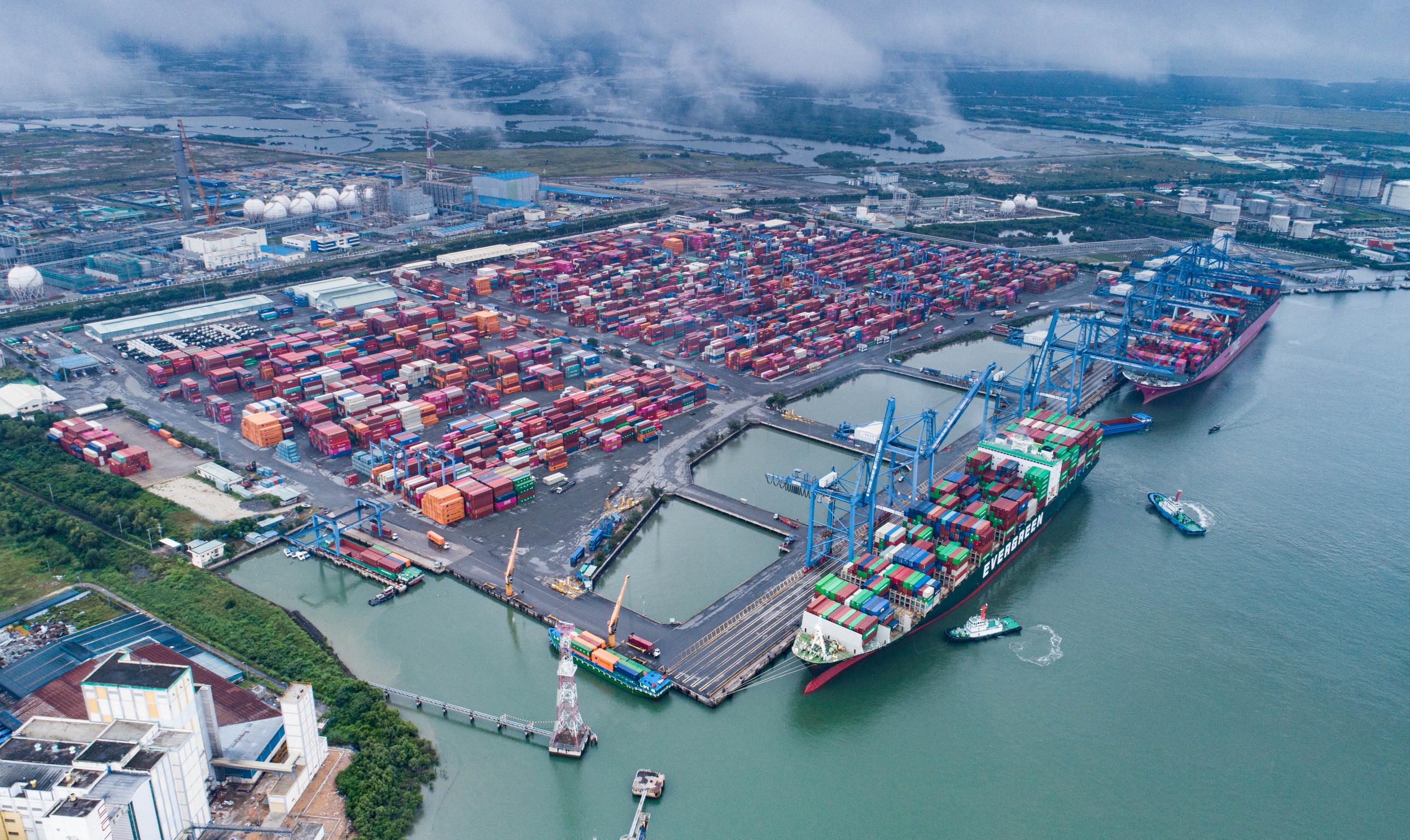 Việc nâng cấp tuyến luồng Cái Mép - Thị Vải sẽ giúp các bến cảng container nâng cao hiệu suất khai thác, đón được tàu kích cỡ lớn. Ảnh: Thanh Nga