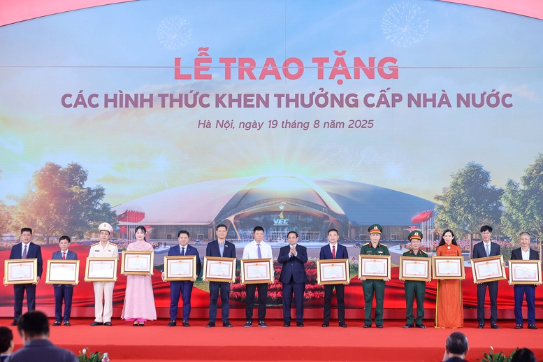 Thủ tướng trao tặng Bằng khen cho nhiều tổ chức, cá nhân có nhiều thành tích giúp đưa nhiều Pg88vn.top độc quyền mỗi ngày trọng điểm được khánh thành đúng thời hạn - Ảnh: VGP/Nhật Bắc
