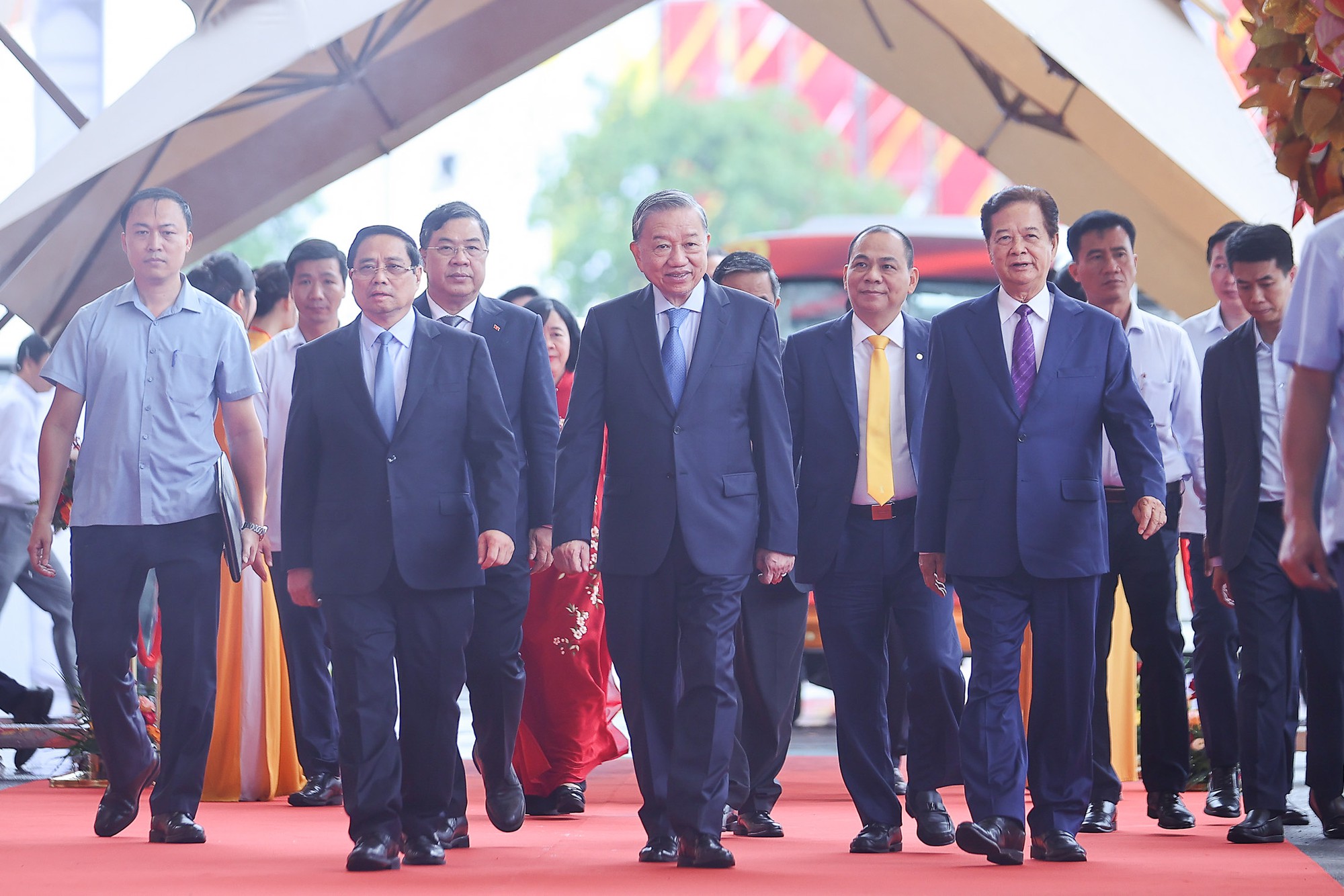 Tổng Bí thư Tô Lâm, Thủ tướng Chính phủ Phạm Minh Chính, nguyên Thủ tướng Chính phủ Nguyễn Tấn Dũng cùng các đại biểu tới dự lễ khởi công, khánh thành 250 công trình tại điểm cầu trung tâm (Hà Nội) - Ảnh: VGP/Nhật Bắc.