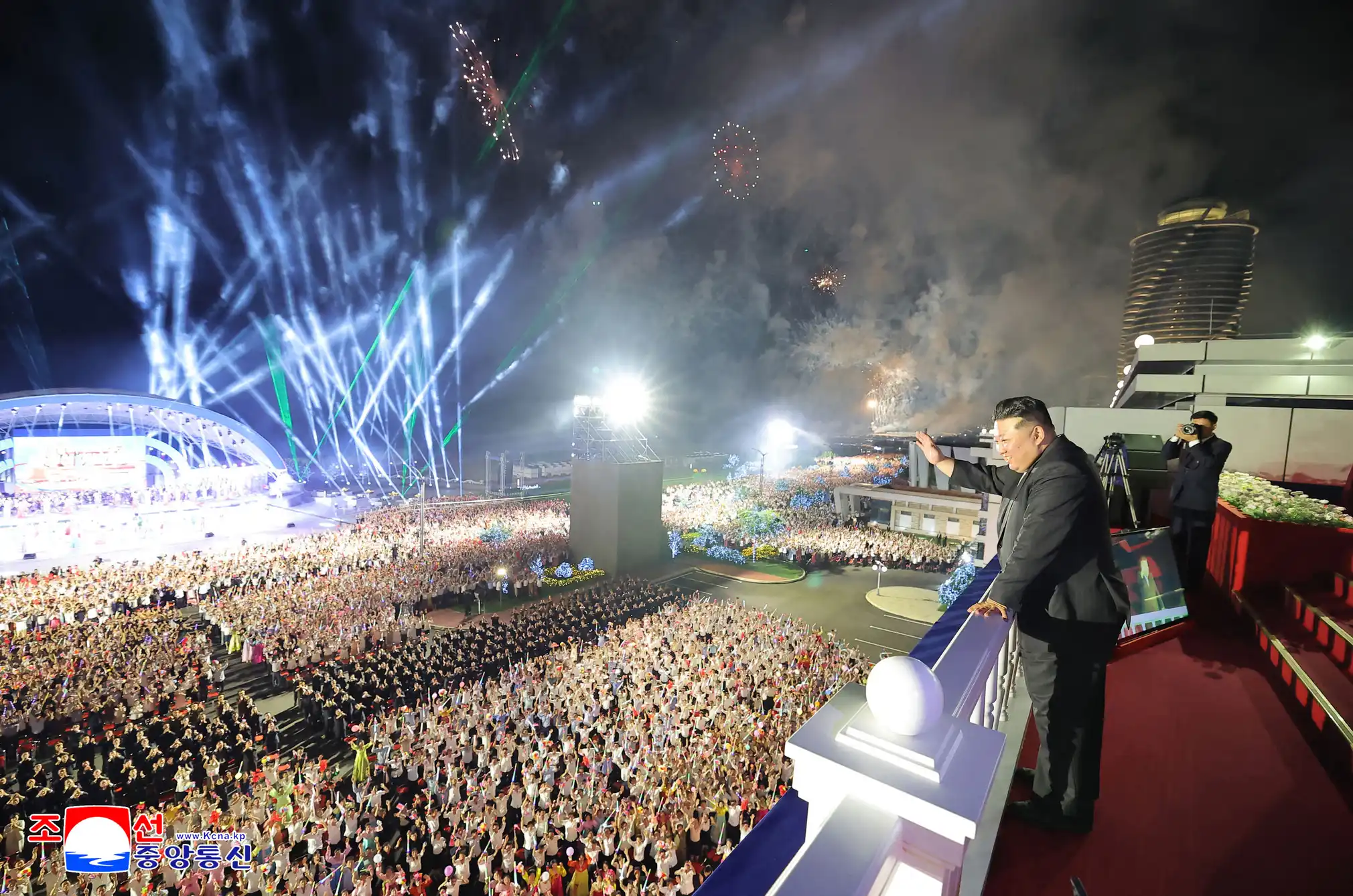 Nhà lãnh đạo Triều Tiên Kim Jong-un vẫy tay chào đám đông tại lễ khai trương khu du lịch.