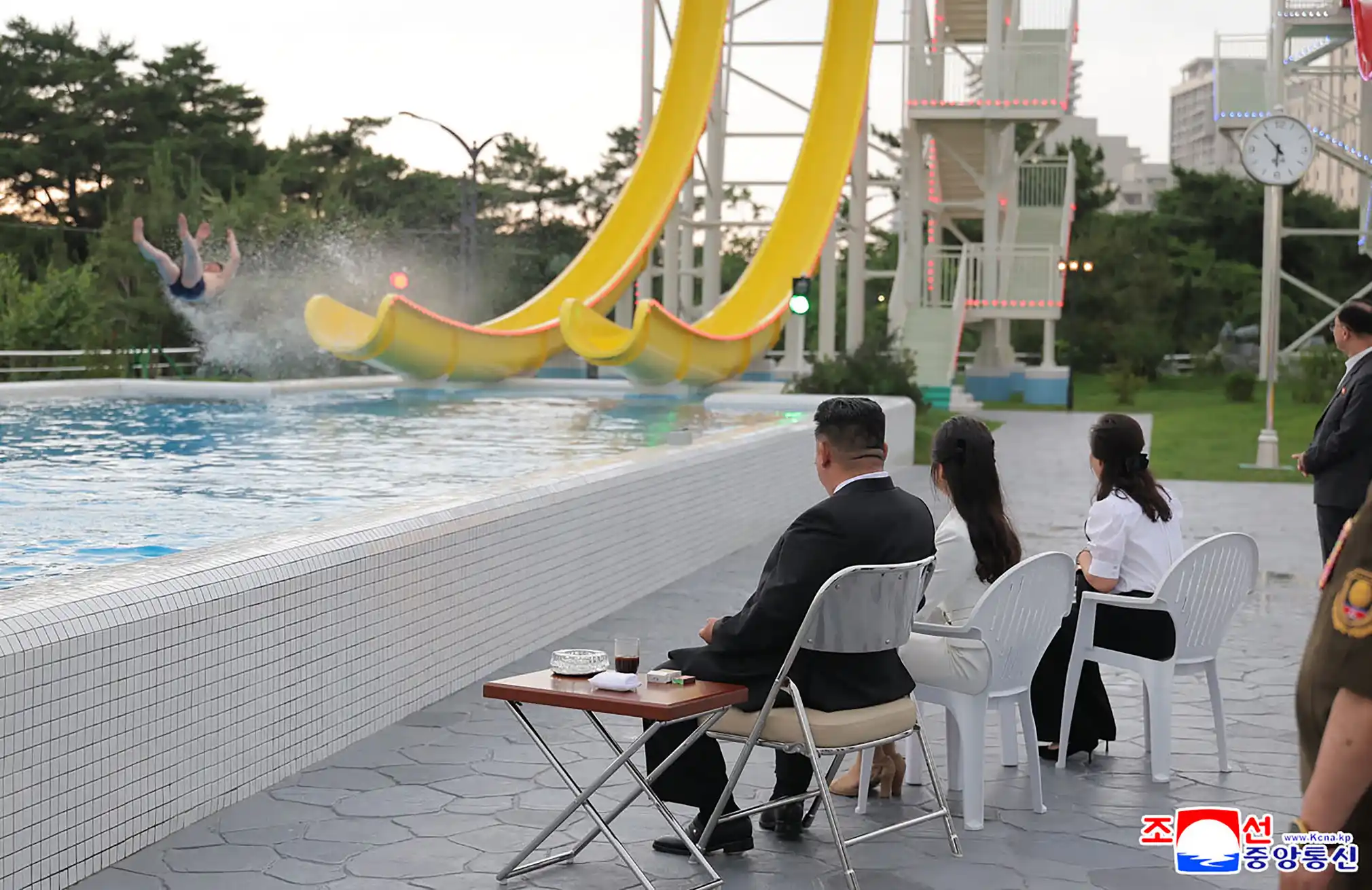 Ông Kim Jong-un, con gái Kim Ju-ae và vợ Ri Sol-ju trong chuyến thăm Wonsan-Kalma Beach Resort.