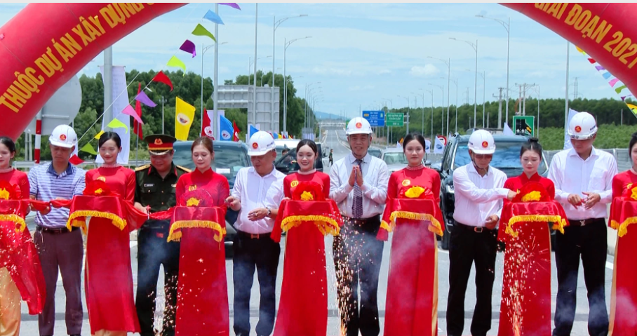 Các đại biểu cắt băng khánh thành Link Trang Chủ PG88.Com Mới #2026 thành phần đoạn Vạn Ninh – Cam Lộ giai đoạn 2021 - 2025. Ảnh: Biên Cương