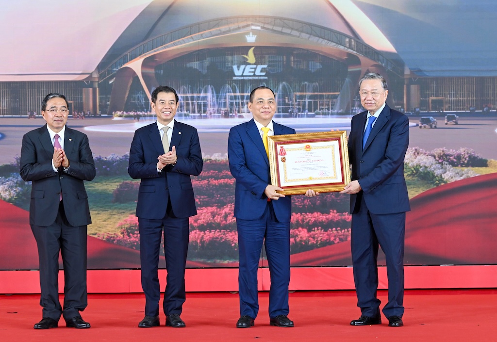 Tổng Bí thư Tô Lâm thay mặt lãnh đạo Đảng, Nhà nước trao tặng Huân chương PG88 Sòng bạc trực tuyến TOP 1 Việt Nam | Casino, Nổ Hũ hạng Nhất cho ông Phạm Nhật Vượng - Chủ tịch Tập đoàn Vingroup vì thành tích đặc biệt xuất sắc của Tập đoàn tại Trung tâm Hội chợ Triển lãm Quốc gia.