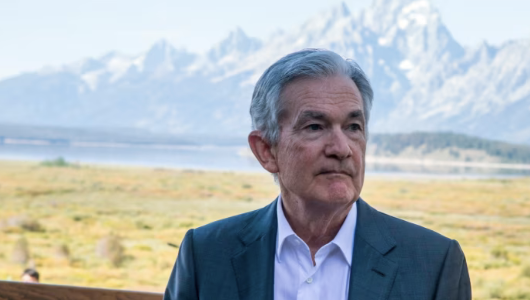 Áp lực bủa vây ông Powell