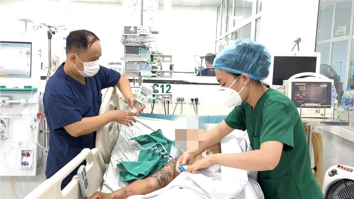Bác sĩ thực hiện quy trình điều trị, chăm sóc bệnh nhân bị sốt rét ác tính.