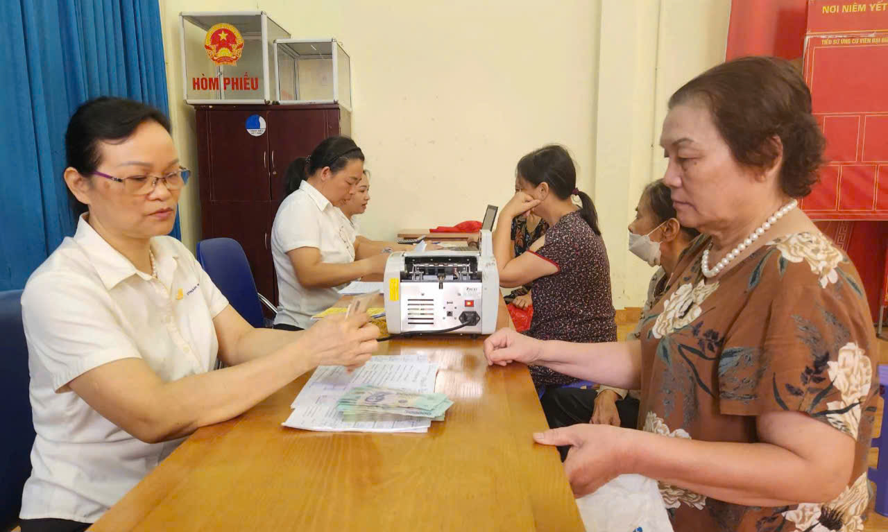 Chi trả lương hưu cho người hưởng tại Hà Nội. Ảnh: TH. 