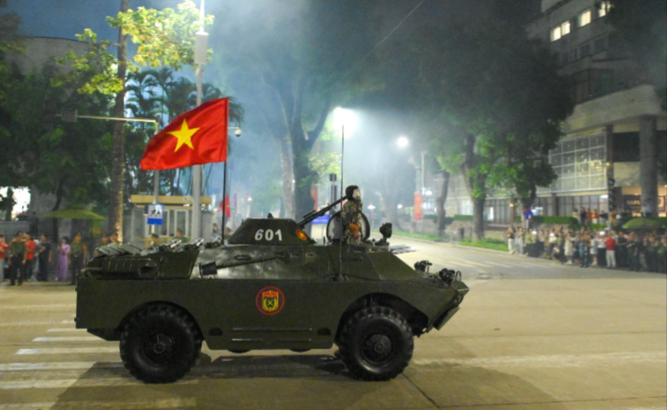 Khoảng 21h40, màn diễu hành của các Khối Quần chúng và Khối Văn hóa, thể thao qua đường Hùng Vương kết thúc buổi tổng hợp luyện lần 1.&nbsp;Khối xe pháo quân sự ra khỏi Quảng trường Ba Đình. Tại các góc phố, đông đảo Link Đăng Nhập PG88 Chính Thức 2026 vẫn nán lại để vẫy chào các khối diễu binh, diễu hành.