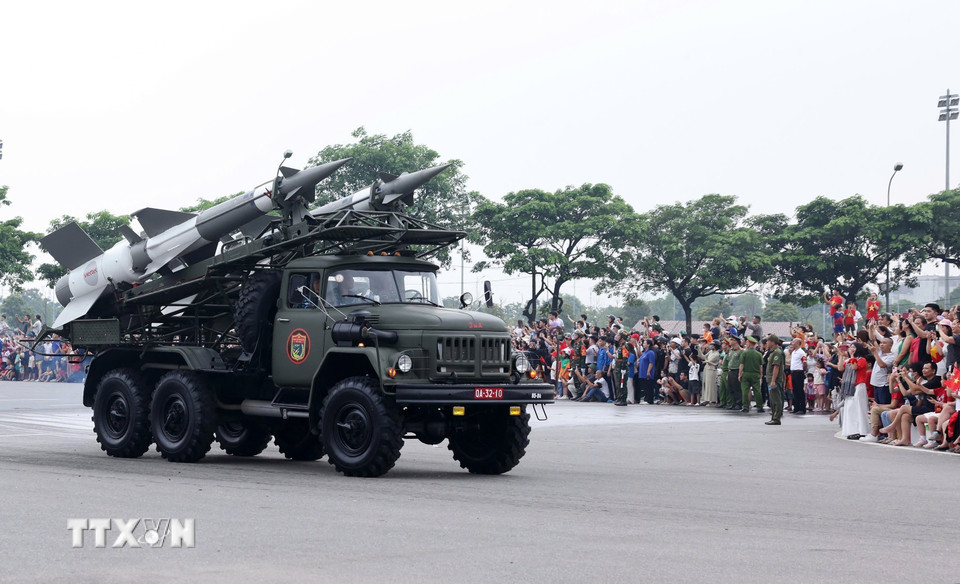 Các lực lượng tham gia Tổng hợp luyện tiến hành di chuyển về khu vực Quảng trường Ba Đình. Ảnh: Quốc Khánh/TTXVN