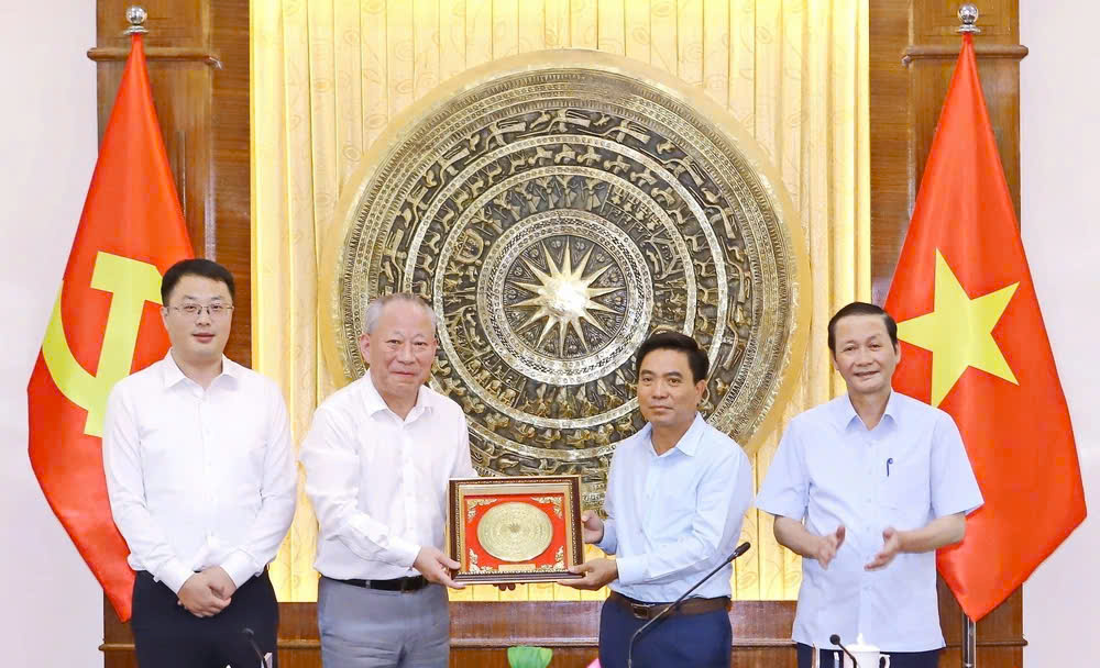 Lãnh đạo tỉnh Thanh Hoá tặng quà lưu niệm lãnh đạo PG88 Link Dễ Nhớ Pg88.com