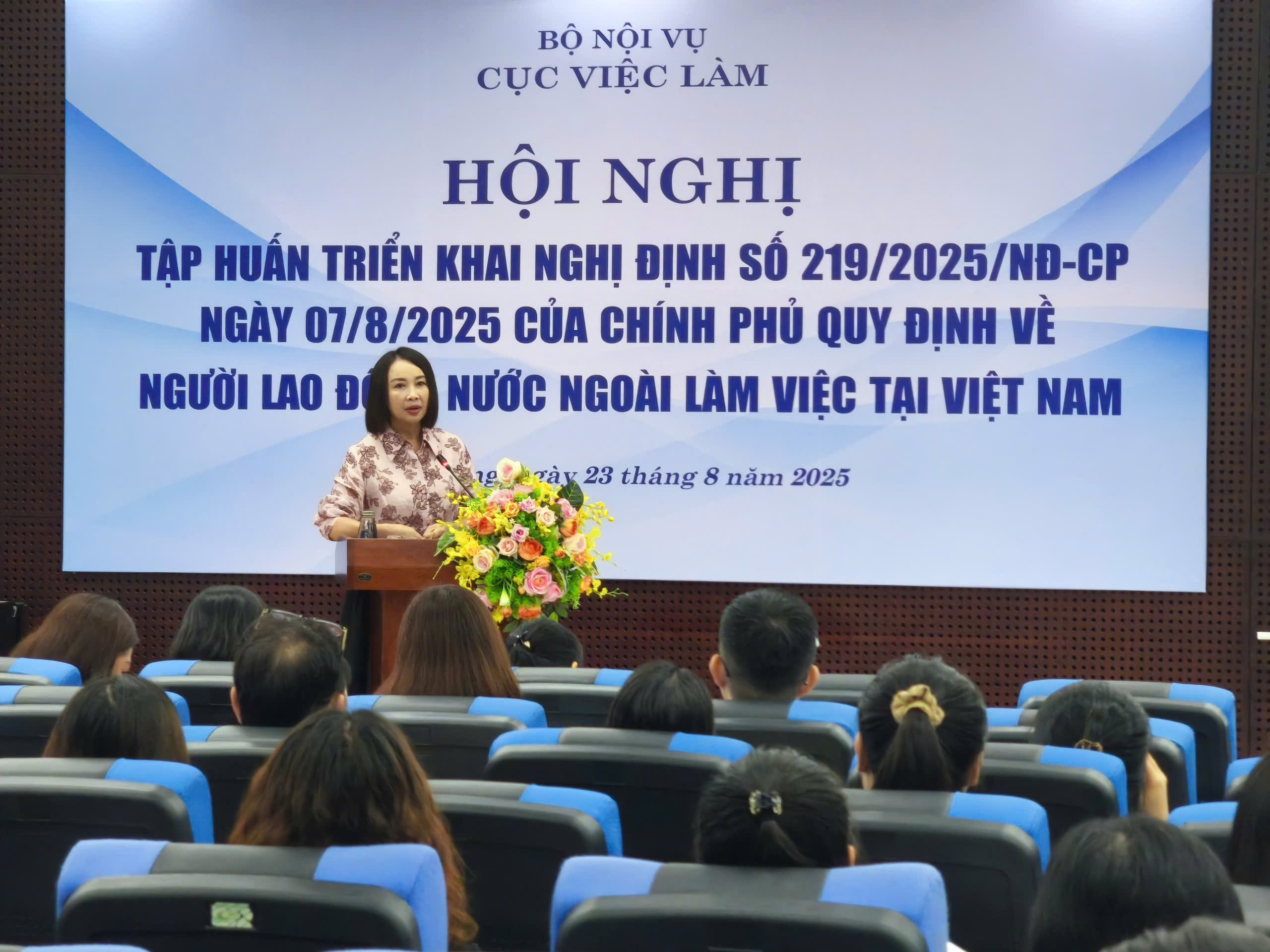 Bà Nguyễn Thị Quyên - Phó Cục trưởng Cục Việc làm, Bộ Nội vụ, giải đáp các thắc mắc của PG88 Link Dễ Nhớ Pg88.com tại Hội nghị tập huấn - Ảnh: Quang Hiếu.