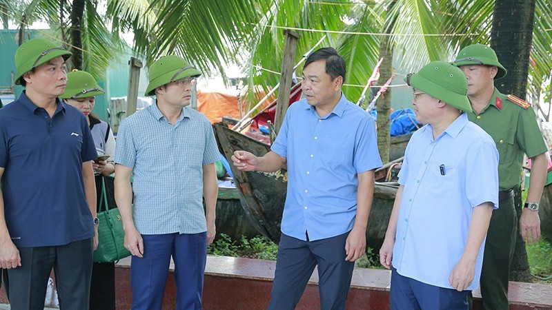 Thứ trưởng Nông nghiệp và Môi trường Nguyễn Hoàng Hiệp (thứ hai từ phải sang) kiểm tra và trao đổi với cán bộ ở Thanh Hóa về cơn bão số 5.