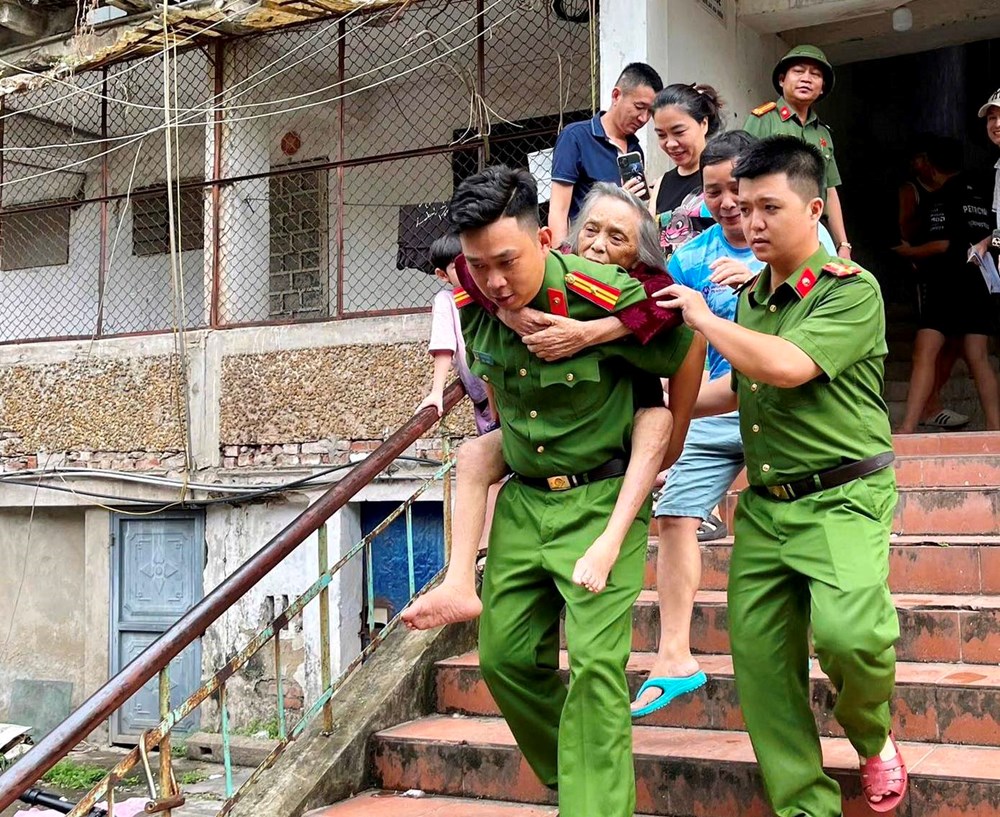 Lực lượng chức năng hỗ trợ di dời Link Đăng Nhập PG88 Chính Thức 2026 sinh sống tại khu chung cư Quang Trung đến nơi tránh trú an toàn