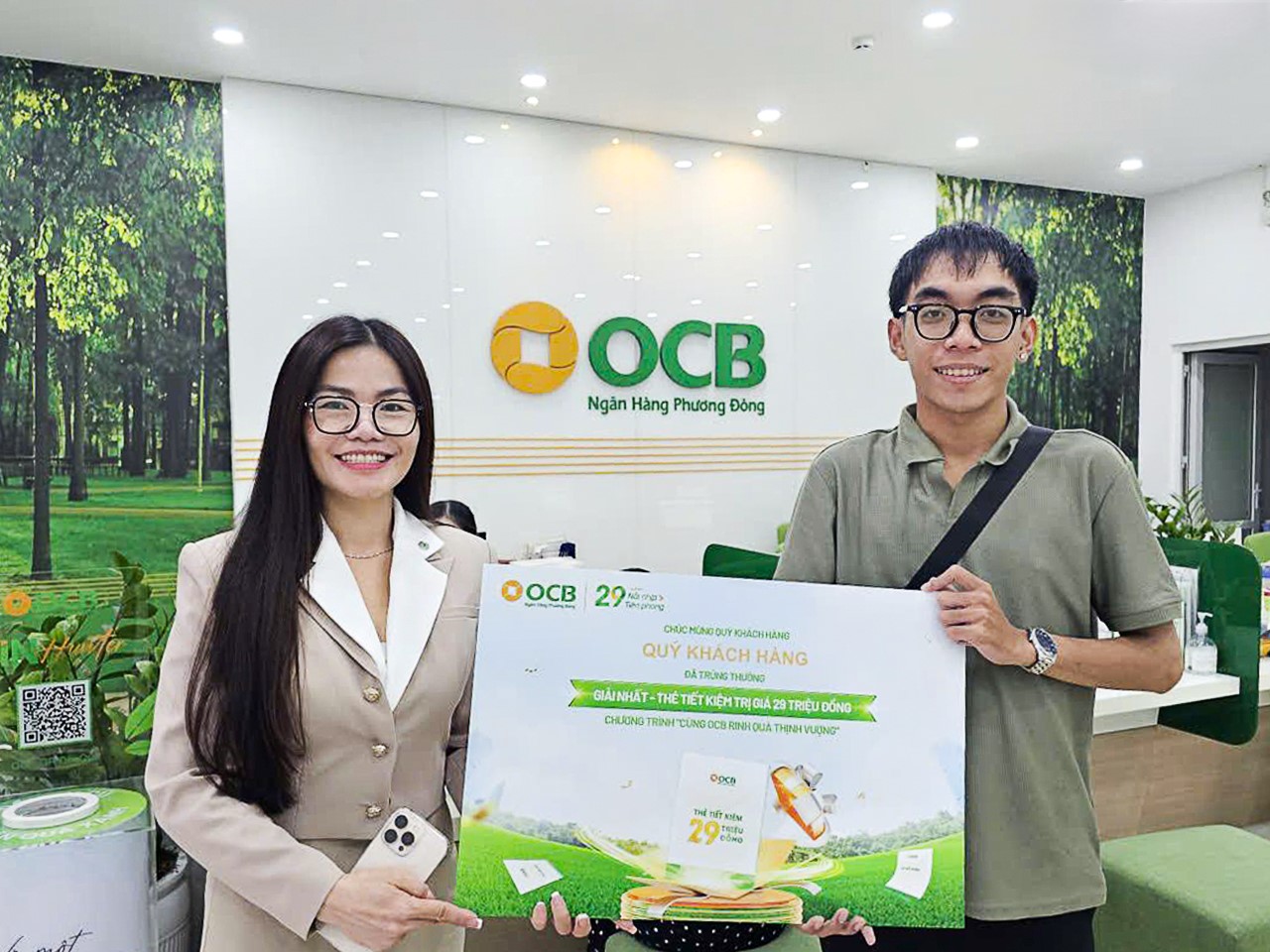 Khách hàng may mắn nhận giải thưởng giá trị từ OCB.