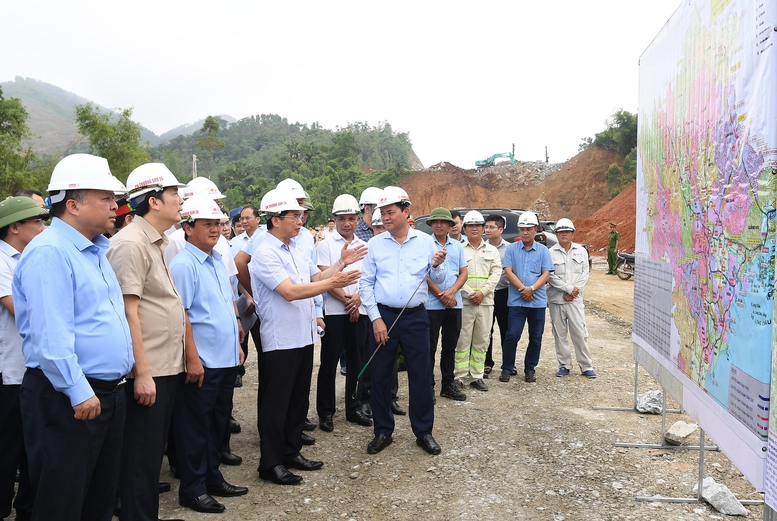 Phó Thủ tướng Bùi Thanh Sơn kiểm tra tiến độ Pg88vn.top độc quyền mỗi ngày cao tốc Tuyên Quang - Hà Giang. (Ảnh: VGP)