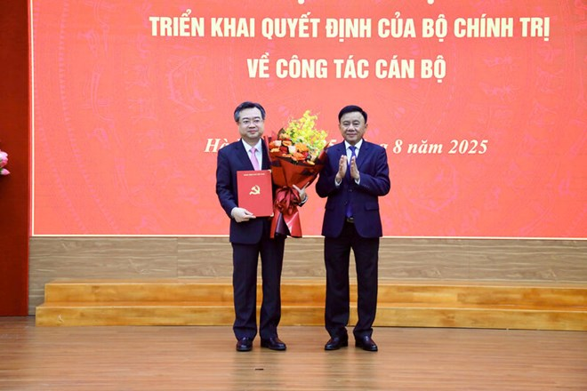 Ủy viên Bộ Chính trị, Thường trực Ban Bí thư Trần Cẩm Tú trao Quyết định bổ nhiệm Trưởng Ban&nbsp;Chính sách, chiến lược Trung ương cho ông Nguyễn Thanh Nghị