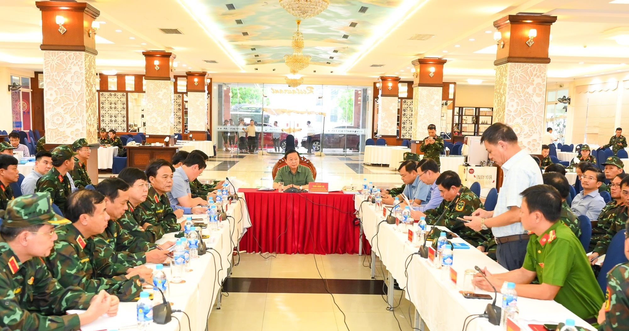 Phó Thủ tướng Chính phủ Trần Hồng Hà tiếp tục chủ trì giao ban với các điểm cầu Văn phòng Chỉnh phủ, Cục Khí tượng Thuỷ văn, các tỉnh, thành để chỉ đạo công tác ứng phó cơn bão số 5. Ảnh: Thành Cường