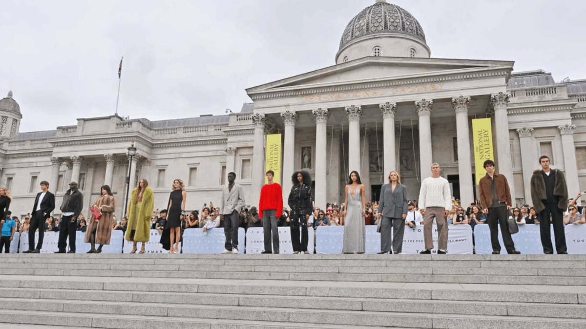 Sshow diễn tại quảng trường&nbsp;Trafalgar, Luân Đôn, Anh Quốc đánh dấu sự trở lại mạnh mẽ của Topshop - thương hiệu thời trang dẫn đầu những năm 2010s.