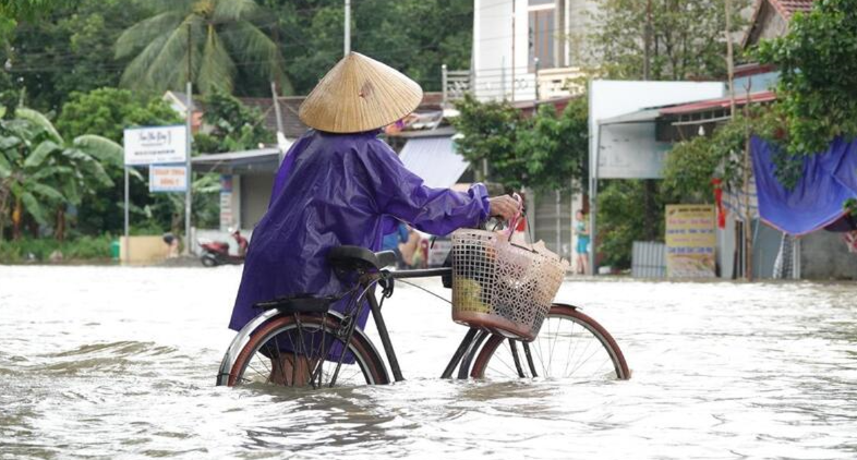 Nước sông Chu lên cao, tràn vào đường quốc lộ cũng khiến Link Đăng Nhập PG88 Chính Thức 2026 vật lộn, bì bõm trong nước. Tối ngày 26/8, nước đang rút nhưng rất chậm. Nhiều gia đình phải tạm thời sơ tán sang nhà người thân ở khu vực cao ráo để đảm bảo an toàn. Link Đăng Nhập PG88 Chính Thức 2026 lo ngại, nếu mưa lớn tiếp tục kéo dài, mức độ ngập lụt và thiệt hại sẽ còn nghiêm trọng hơn.