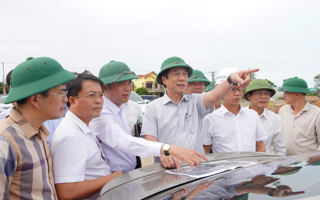 Ông Hoàng Nam, Phó Chủ tịch Thường trực UBND tỉnh Quảng Trị kiểm tra tình hình thực hiện Link Trang Chủ PG88.Com Mới #2026 hệ thống đường nối từ trung tâm Đồng Hới đi sân bay Đồng Hới trong chiều ngày 27/8