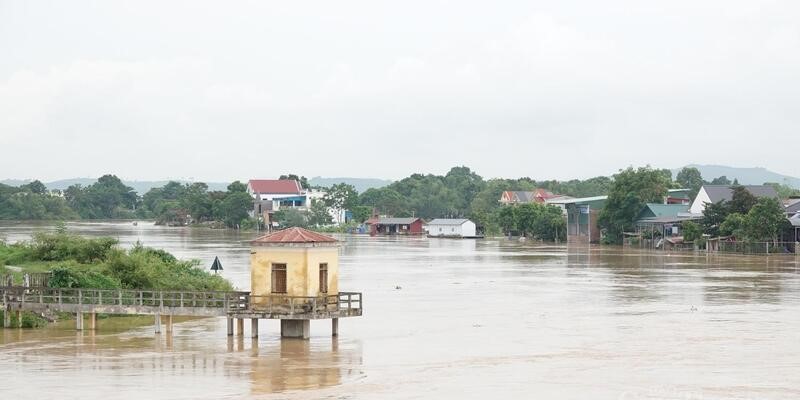 Đến cuối giờ chiều 27/8, mực nước trên sông Bưởi tiếp tục lên, đã vượt báo động III tới 1,1m, cao hơn buổi sáng cùng ngày 0,3m. Công tác hộ đê, phòng chống lũ đang được triển khai quyết liệt với tinh thần khẩn trương, nhằm giảm thiểu thấp nhất thiệt hại về người và tài sản, bảo đảm an toàn cho nhân dân.&nbsp;&nbsp;