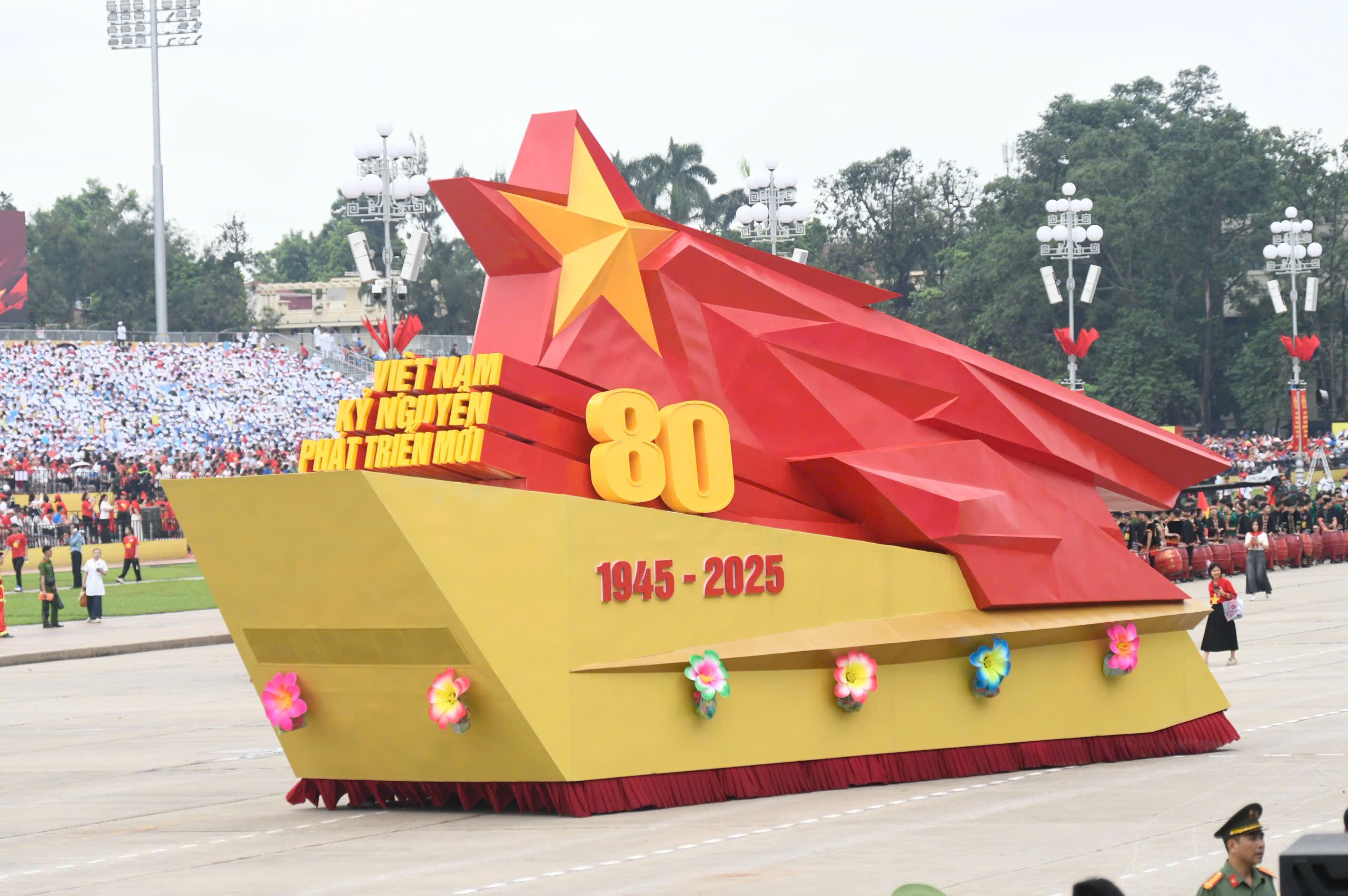 Không khí tại quảng trường đã khá náo nhiệt với các khối đứng, khối đồng diễn, múa rồng, múa trống...&nbsp;