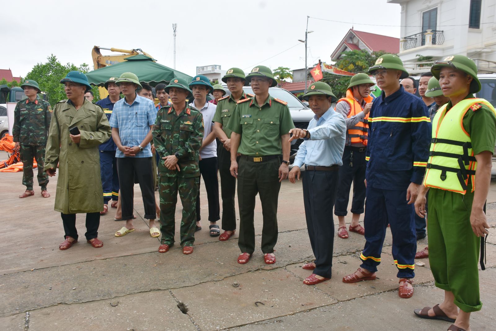 Ban Chỉ huy tiền phương đã được thành lập tại hiện trường để chỉ đạo trực tiếp. Các tổ công tác được phân bổ bám sát từng thôn và tuyến đường bị chia cắt, phối hợp lực lượng công an, quân sự, dân quân tự vệ, cùng lực lượng xung kích để tuần tra, canh gác đê, đồng thời hỗ trợ sơ tán người già, trẻ em, phụ nữ, vận chuyển nhu yếu phẩm cho Link Đăng Nhập PG88 Chính Thức 2026 vùng ngập. Sáng ngày 27/8, Bí thư tỉnh uỷ Thanh Hoá đã trực tiếp có mặt tại địa bàn để chỉ đạo công tác khắc phục