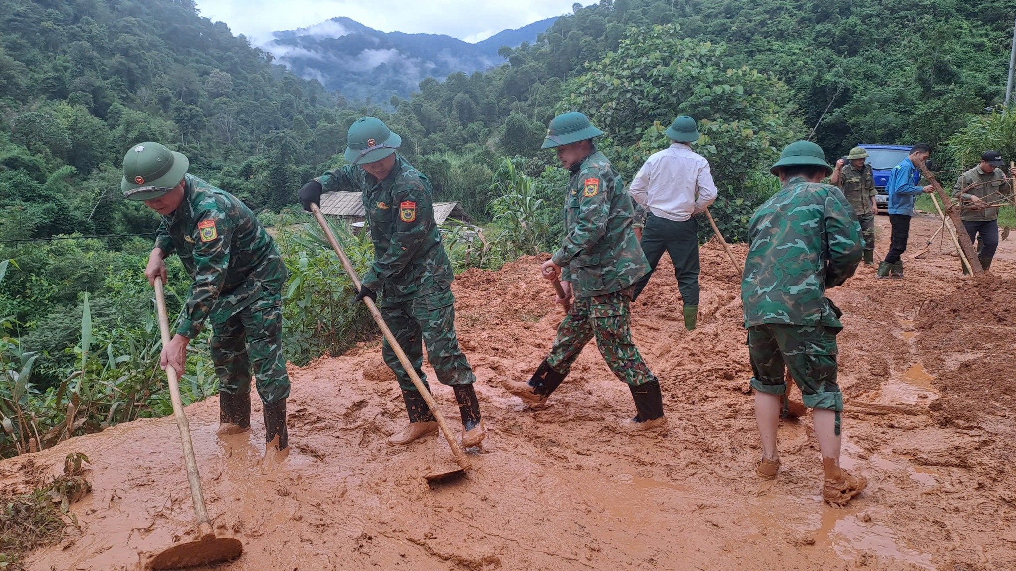 Đồn Biên phòng Tam Hợp (Nghệ An) phối hợp với lực lượng Tổng đội TNXP-9 triển khai rà soát, giải phóng đất, đá các điểm sạt lở trên trục đường 6Pg88.com hơn 1000 trò chơi hấp dẫn liên bản. Tạo điều kiện lưu thông, đi lại cho nhân dân trên địa bàn....