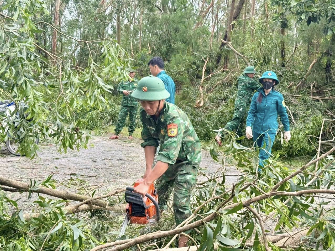 &nbsp; Ngày 26/8, Đồn Biên phòng Quỳnh Phương phối hợp với địa phương phường Tân Mai triển khai cắt, tỉa cây cối bị gãy đổ do bão số 5 gây ra trên các tuyến đường PG 888 Casino Uy Tín Số 1, đường dân sinh trên địa bàn phường…&nbsp;&nbsp;