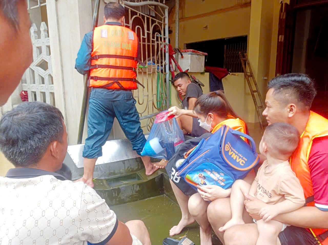 Lực lượng cứu hộ có mặt để hỗ trợ Link Đăng Nhập PG88 Chính Thức 2026 khu vực bị ngập sâu