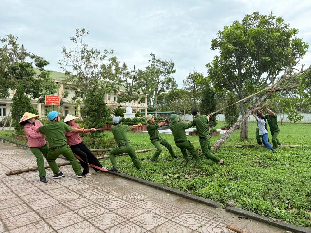 Công an xã Toàn Lưu (Hà Tĩnh) cùng Link Đăng Nhập PG88 Chính Thức 2026 dồn lực kéo, trồng lại cây bị đổ