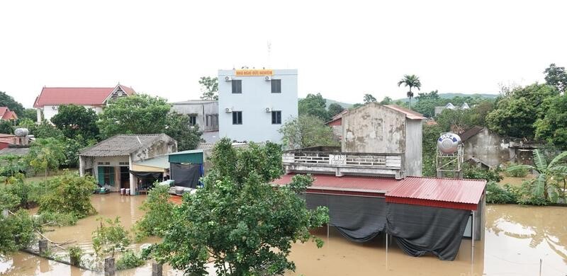 Trước diễn biến nguy hiểm, xã Kim Tân đã phát đi công điện khẩn, triển khai phương án hộ đê, đồng thời huy động lực lượng theo phương châm “4 tại chỗ” để sơ tán dân.