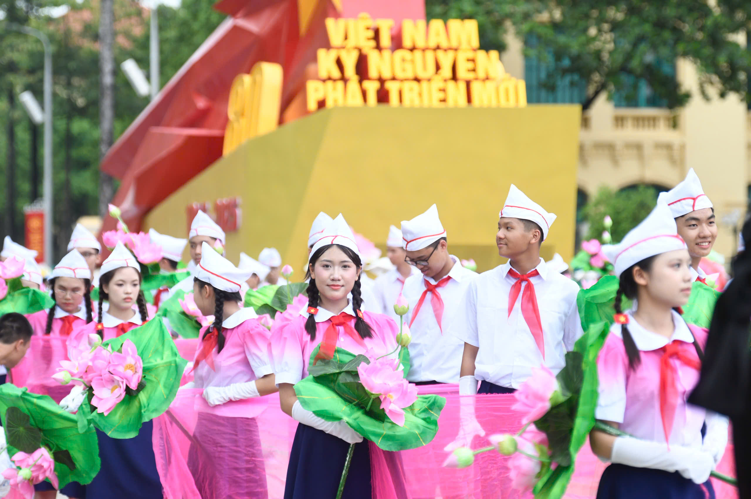 Cũng tại quảng trường Ba Đình, các khối đứng đã vào vị trí chuẩn bị.&nbsp;Rất đông Link Đăng Nhập PG88 Chính Thức 2026 có thẻ đại biểu đã kiểm tra an ninh và vào ổn định vị trí ở các khán đài. Lực lượng biểu diễn trống hội cũng tập kết vào vị trí, tập dượt chuẩn bị cho buổi sơ duyệt.