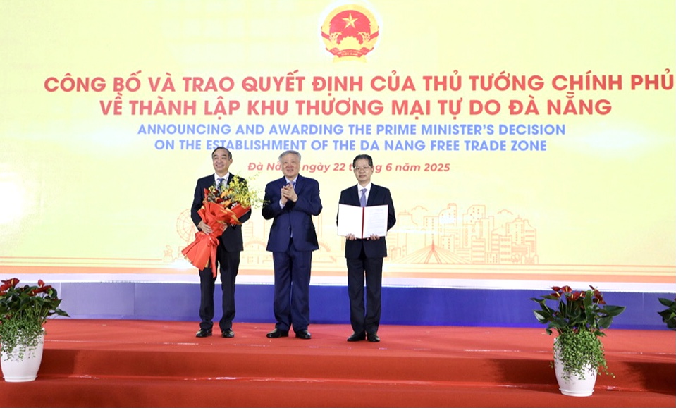 Phó thủ tướng Thường trực Nguyễn Hòa Bình trao Quyết định của Thủ thướng Chính phủ về thành lập Khu Pg88ok ưu đãi hấp dẫn tự do Đà Nẵng.
