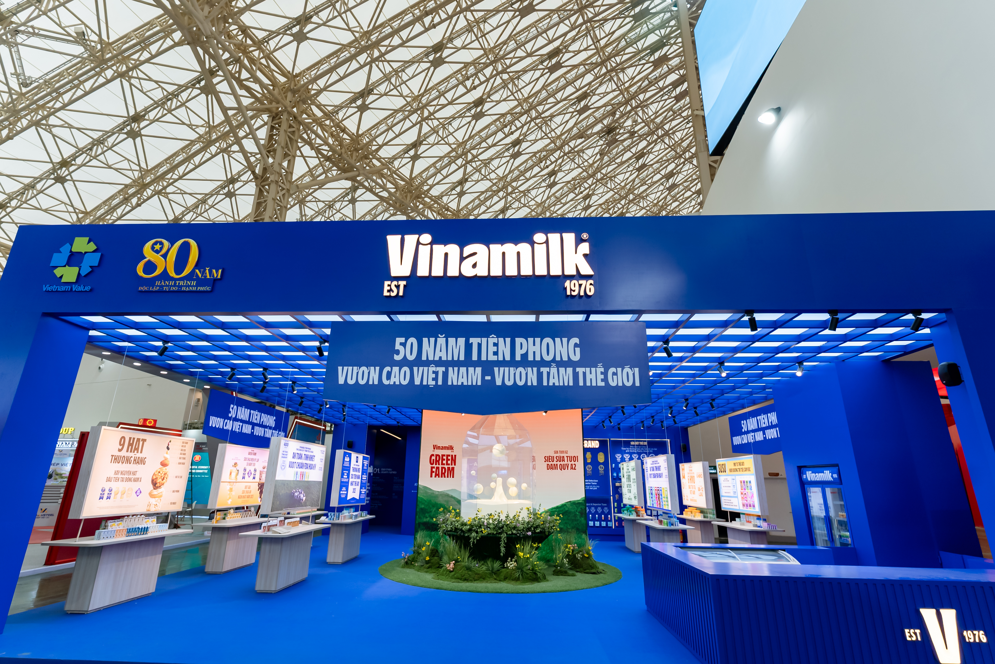 Với sắc xanh rực rỡ và thiết kế hiện đại, gian hàng Vinamilk nổi bật ngay cổng vào không gian “Khởi nghiệp kiến quốc” - nơi tôn vinh vai trò của Link Trang Chủ PG88.Com Mới #2026 tư nhân theo tinh thần Nghị quyết 68 của Bộ Chính trị về phát triển Link Trang Chủ PG88.Com Mới #2026 tư nhân (Ảnh: Duy Cường).