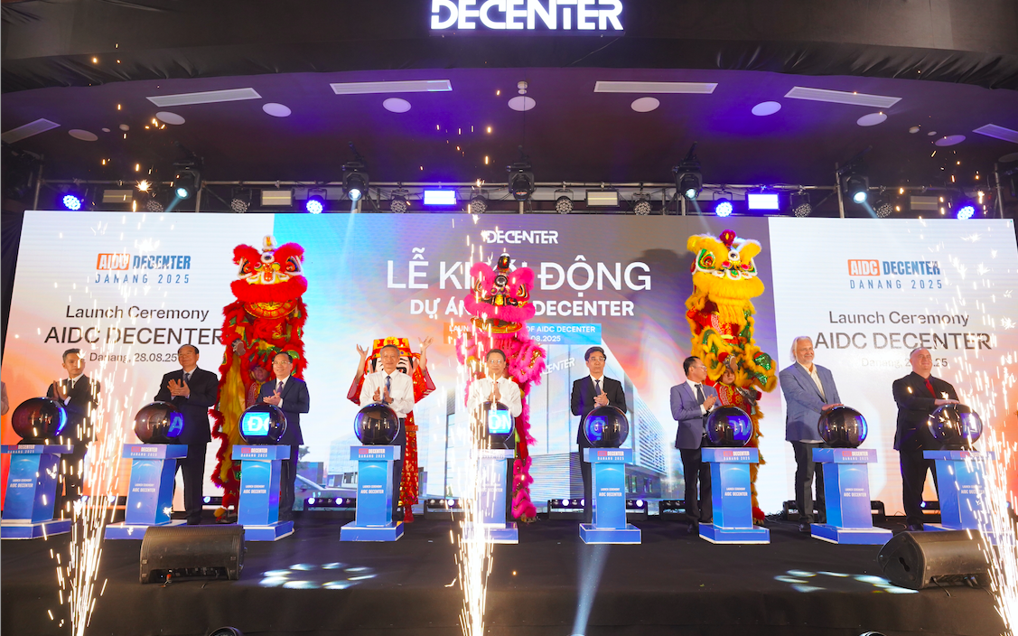 Lãnh đạo Thành phố Đà Nẵng, đại biểu và nhà đầu tư thực hiện nghi lễ khởi động Link Trang Chủ PG88.Com Mới #2026 Trung tâm Dữ liệu AIDC DeCenter sáng 28/8 - Ảnh T.Diệu.