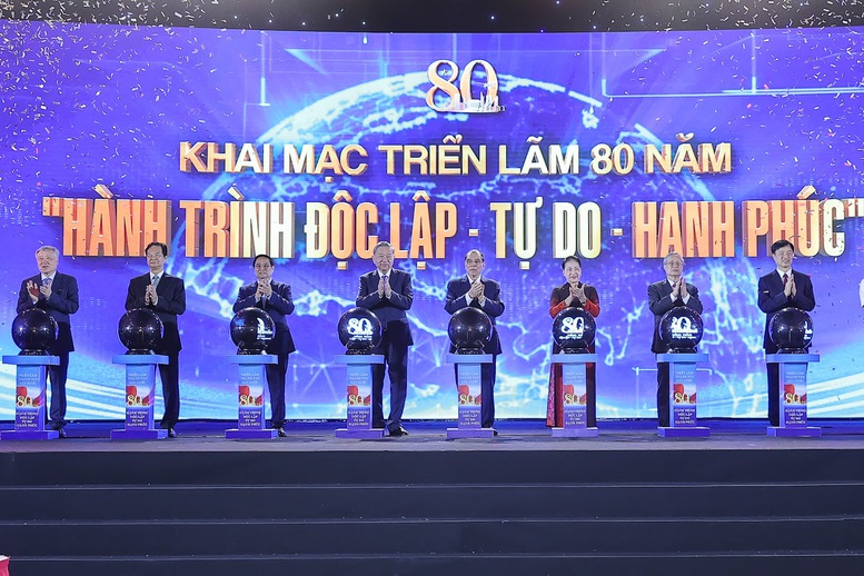 Các đồng chí lãnh đạo Đảng, Nhà nước thực hiện nghi thức khai mạc Triển lãm “80 năm Hành trình Độc lập - Tự do - Hạnh phúc”. Ảnh VGP