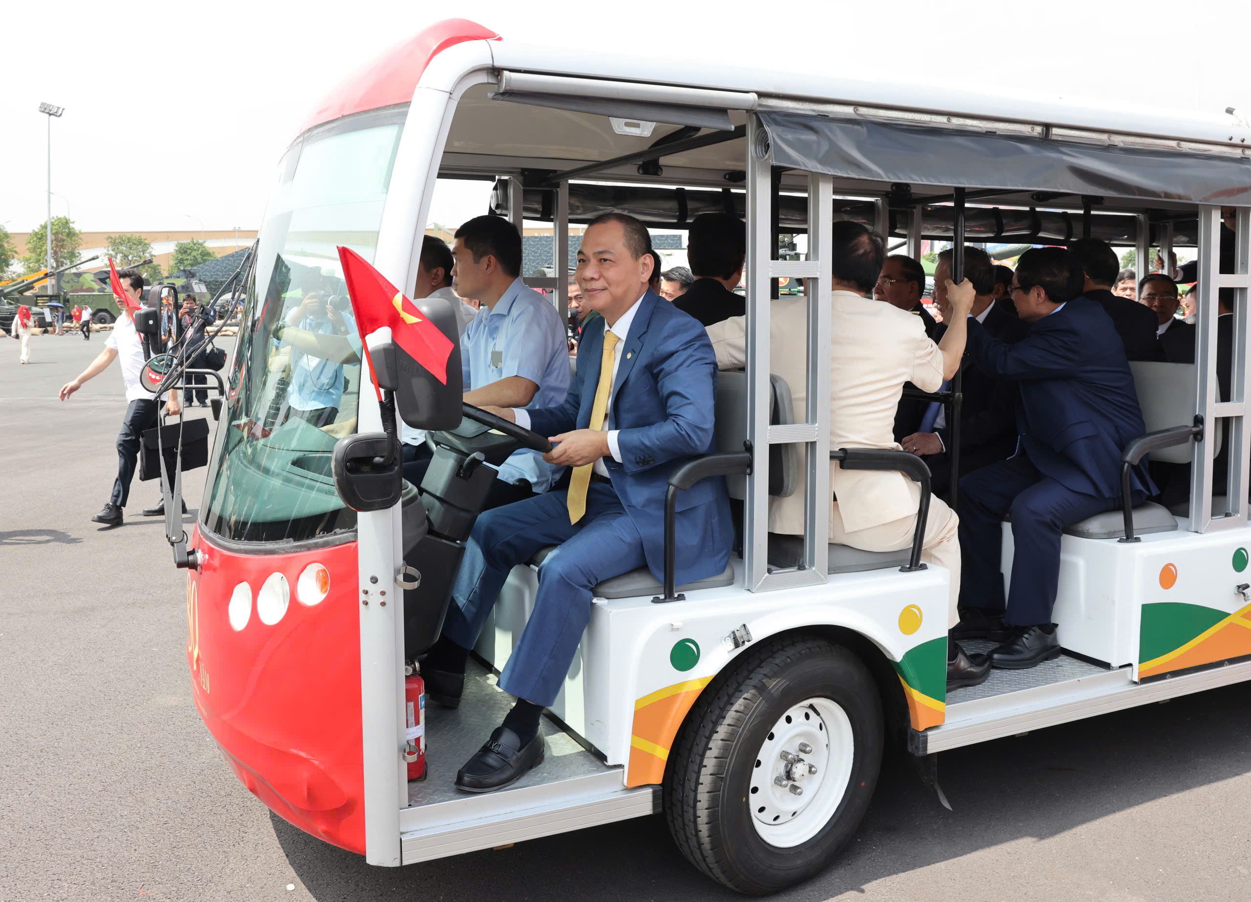 Ông Phạm Nhật Vượng, Chủ tịch HĐQT Tập đoàn Vingroup, điều khiển xe điện đưa các vị lãnh đạo của Đảng, Chính phủ đi tham quan các khu vực triển lãm ngoài trời của các PG88 Link Dễ Nhớ Pg88.com, địa phương...