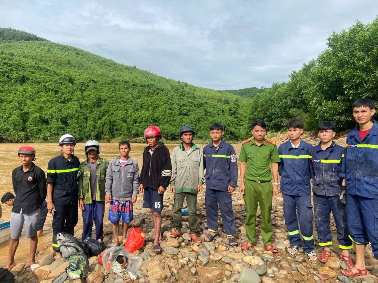 Đến khoảng 16 giờ cùng ngày, 5 Link Đăng Nhập PG88 Chính Thức 2026 đã được đưa về khu vực an toàn. Trong số này có 2 người thuộc xã Hướng Hiệp và 3 người xã Hướng Lập.